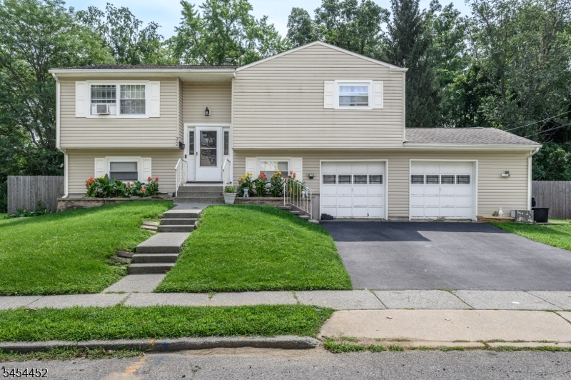 72 Lawrence Dr Property Photo 1