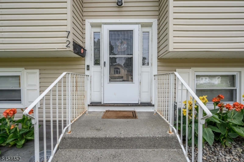 72 Lawrence Dr Property Photo 2