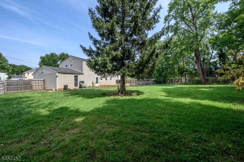 72 Lawrence Dr Property Photo 35