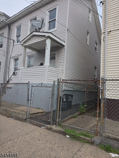 521 Summer St Property Photo 2