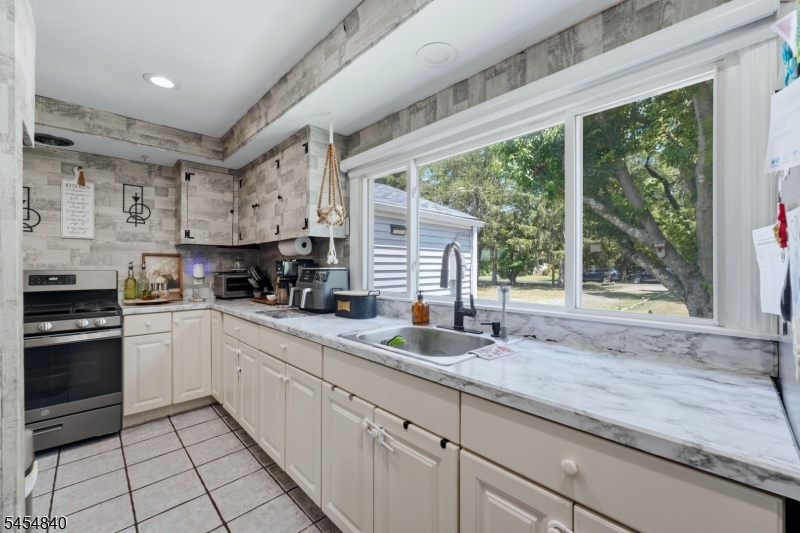 728 Mill Ln Property Photo 10