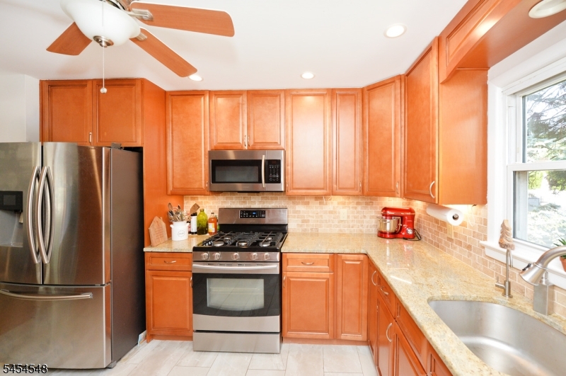 8 Henderson Blvd Property Photo 8