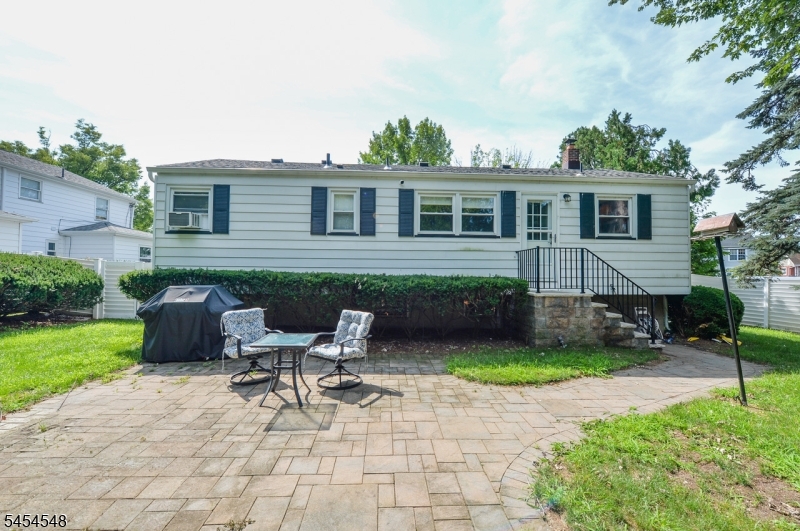 8 Henderson Blvd Property Photo 18