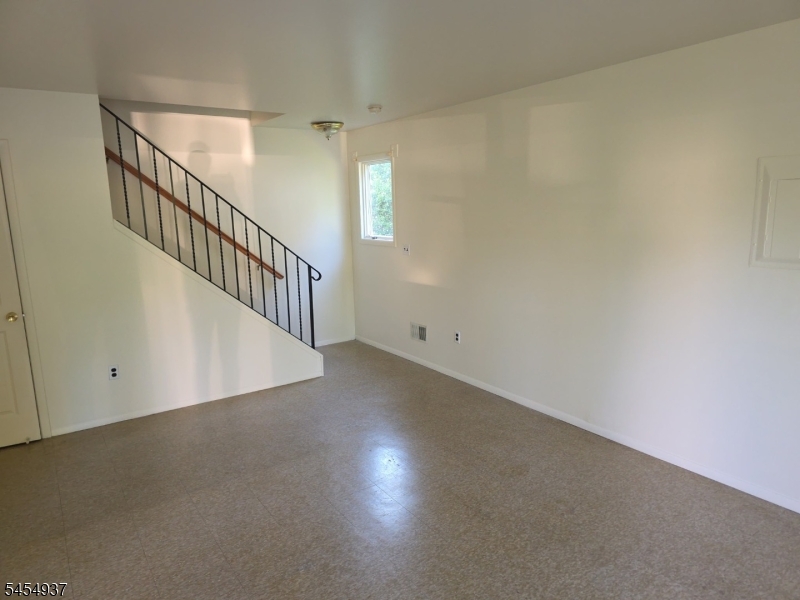 138 Ethel Ave Property Photo 3