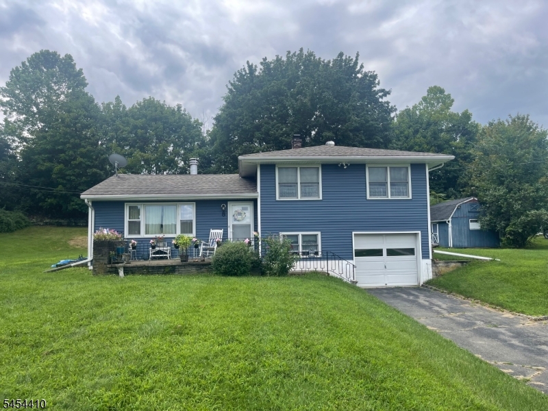 8 Regina Ln Property Photo 1