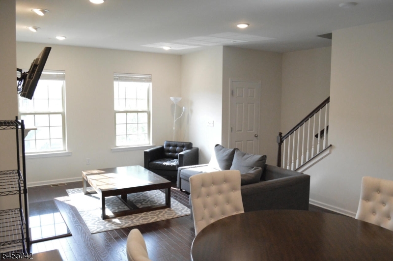 80 Albert Ct Property Photo 6