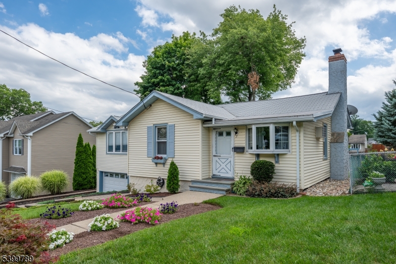 7 OSWEGO AVE Property Photo 1