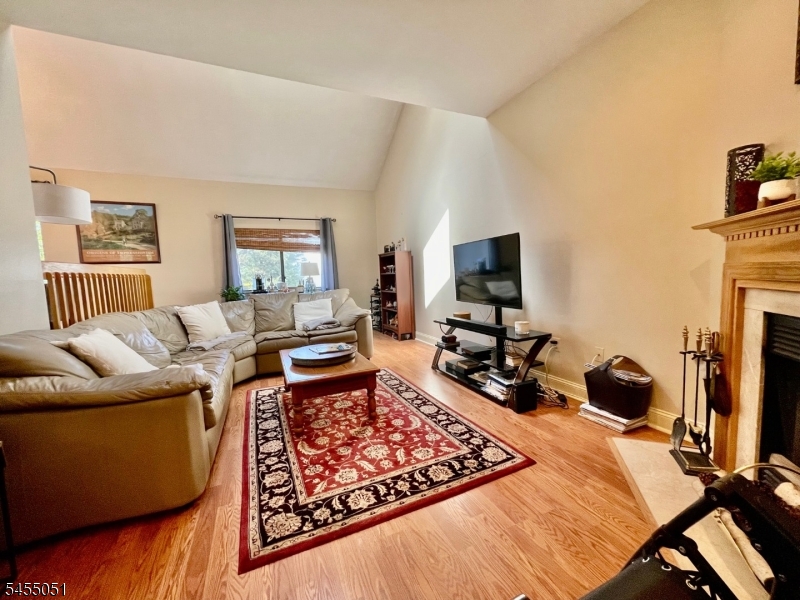 2 Hawthorne Pl Property Photo 3