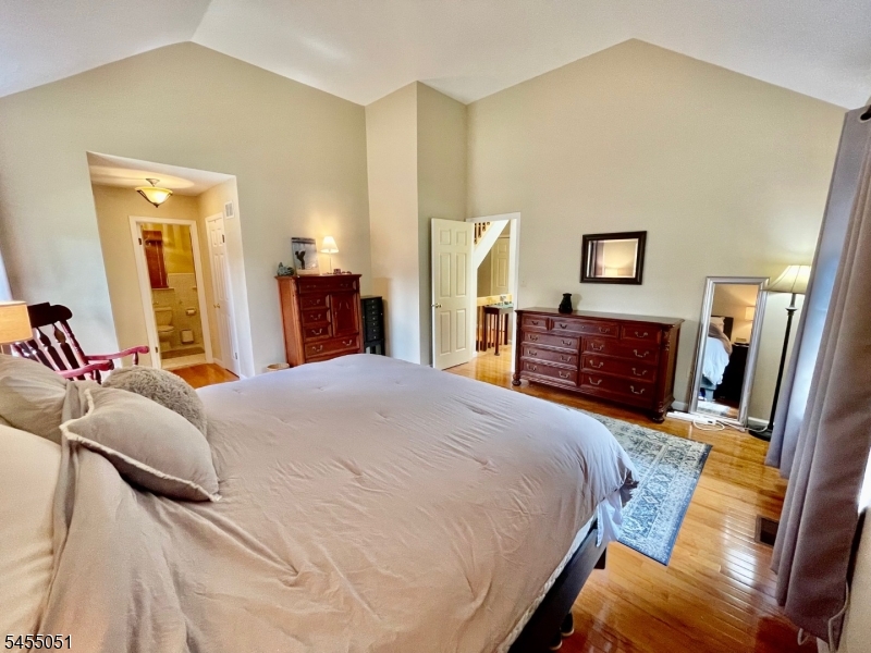 2 Hawthorne Pl Property Photo 8