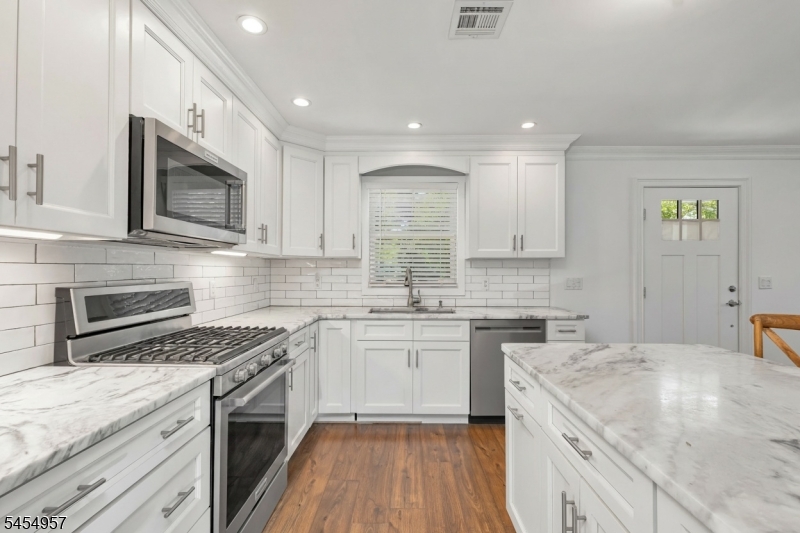 11 Leighton Ave Property Photo 8