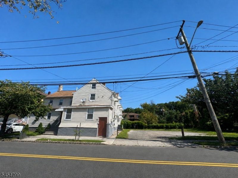 682 Mill St Property Photo 1