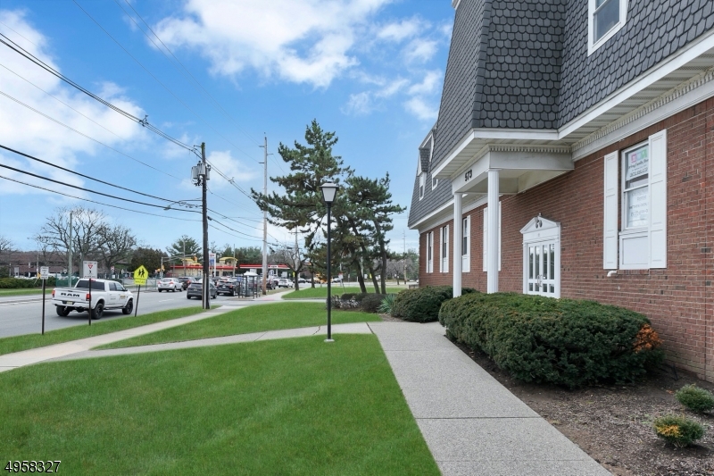 573 Valley Rd, Suite 9c Property Photo 3