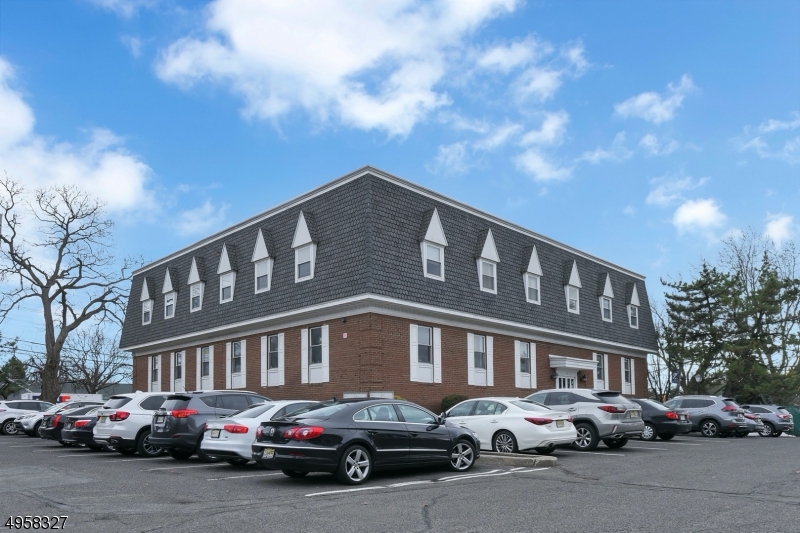 573 Valley Rd, Suite 9c Property Photo 4