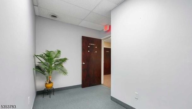 573 Valley Rd, Suite 9c Property Photo 8