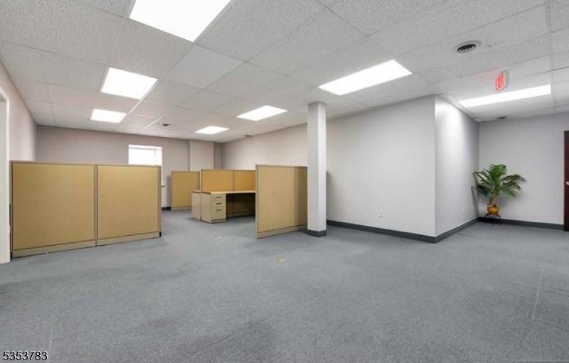 573 Valley Rd, Suite 9c Property Photo 11