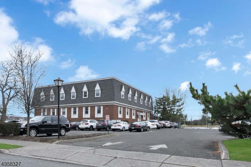 573 Valley Rd, Suite 9c Property Photo 16