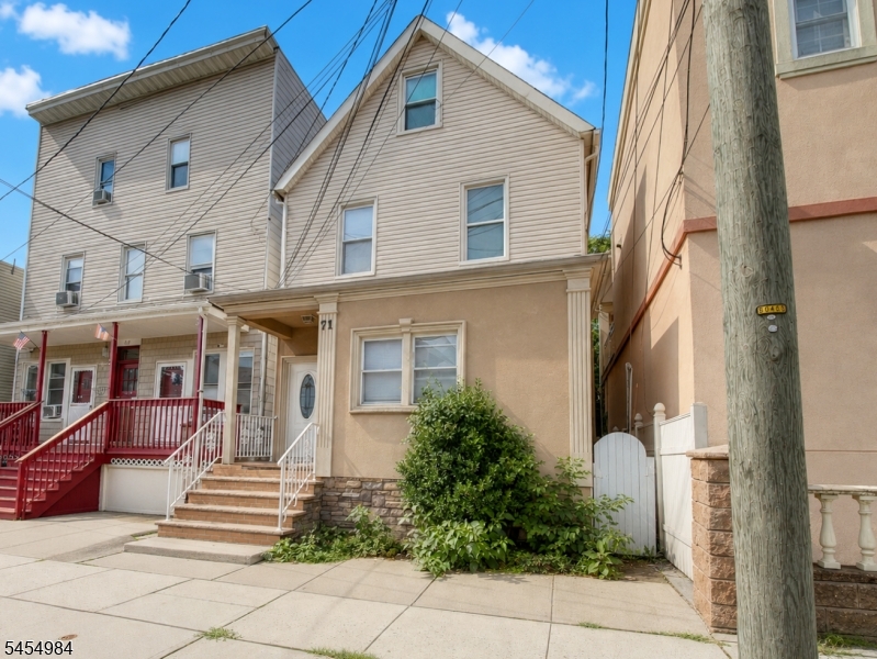71 Honiss St Property Photo 1