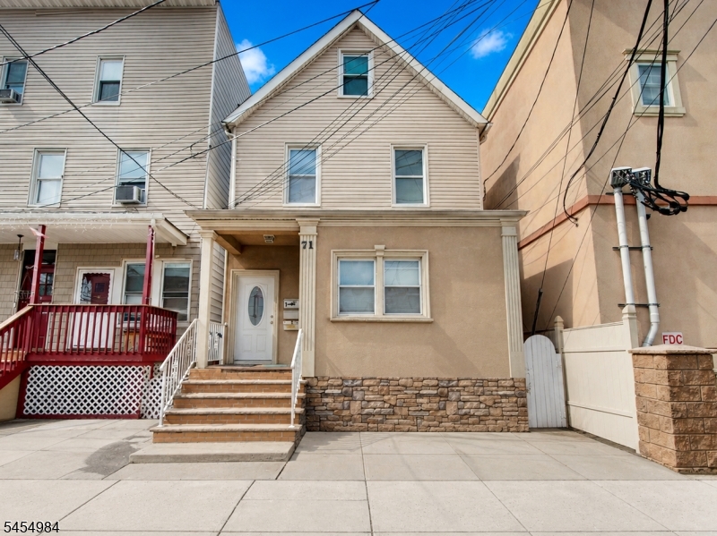 71 Honiss St Property Photo 2