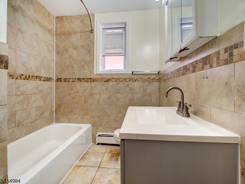 71 Honiss St Property Photo 8
