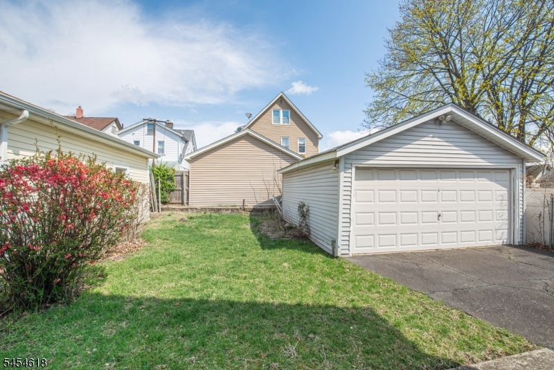 86 Tappan Ave Property Photo 3