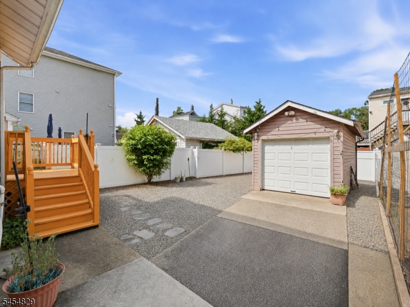22 Prospect St Property Photo 36