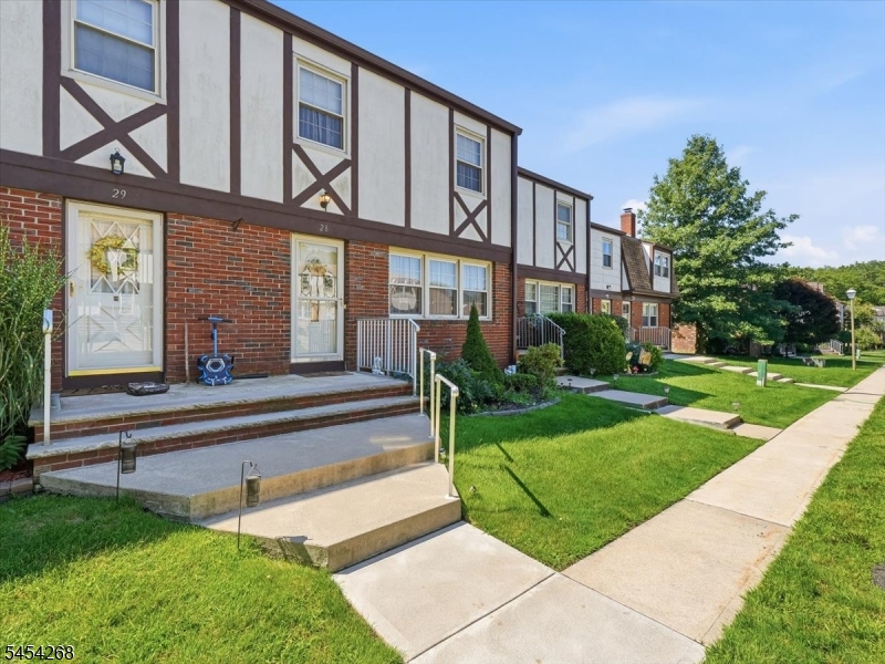 28 Tudor Pl Property Photo 1