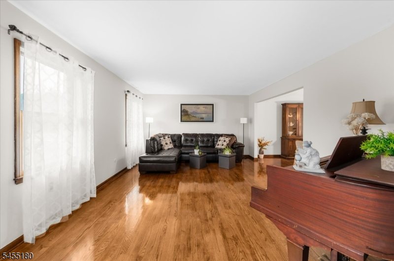 12 Holly Park Dr Property Photo 3
