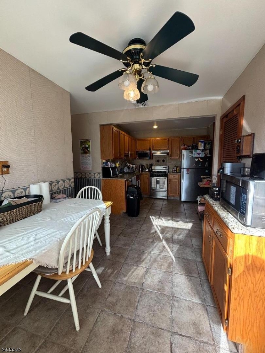 492 Booth Ct Property Photo 5