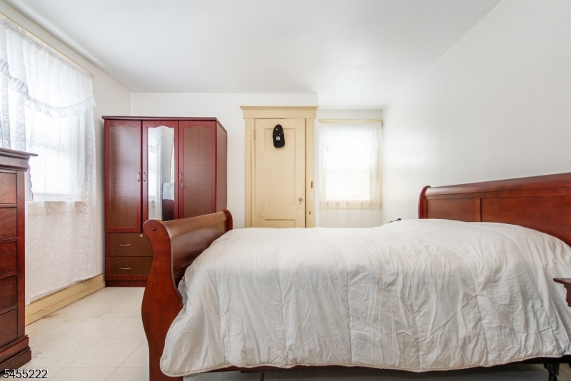 520 Madison Ave Property Photo 15