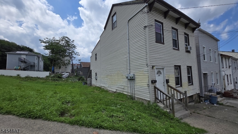 122 Spruce St Property Photo 2