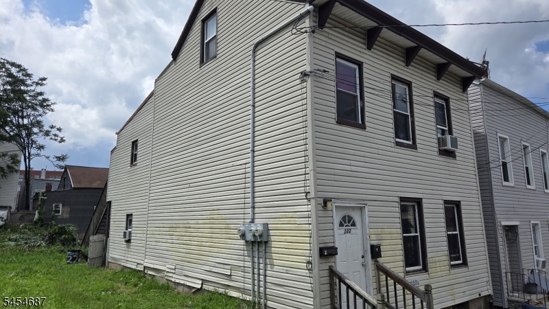 122 Spruce St Property Photo 3