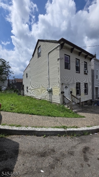 122 Spruce St Property Photo 4