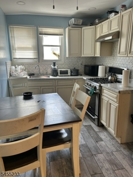 92 Burlington Ave Property Photo 7