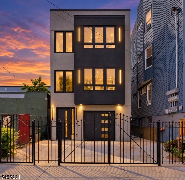 161 21st St Property Photo 1