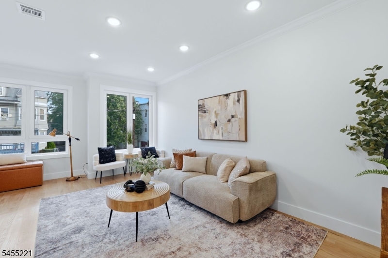 161 21st St Property Photo 2