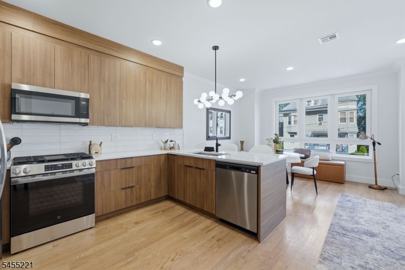 161 21st St Property Photo 3