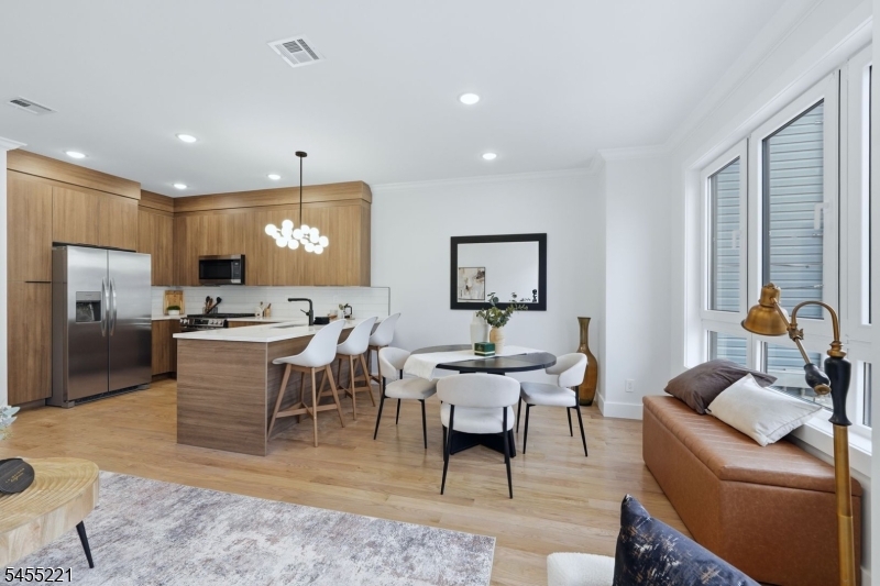 161 21st St Property Photo 6