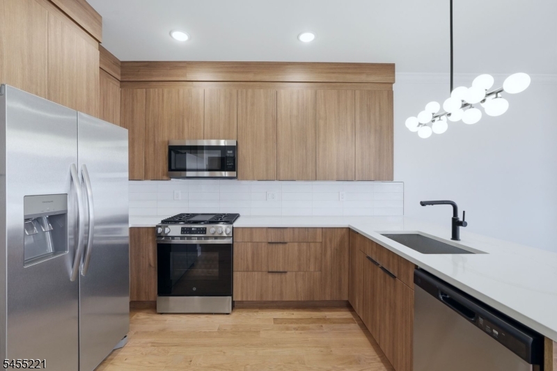 161 21st St Property Photo 7