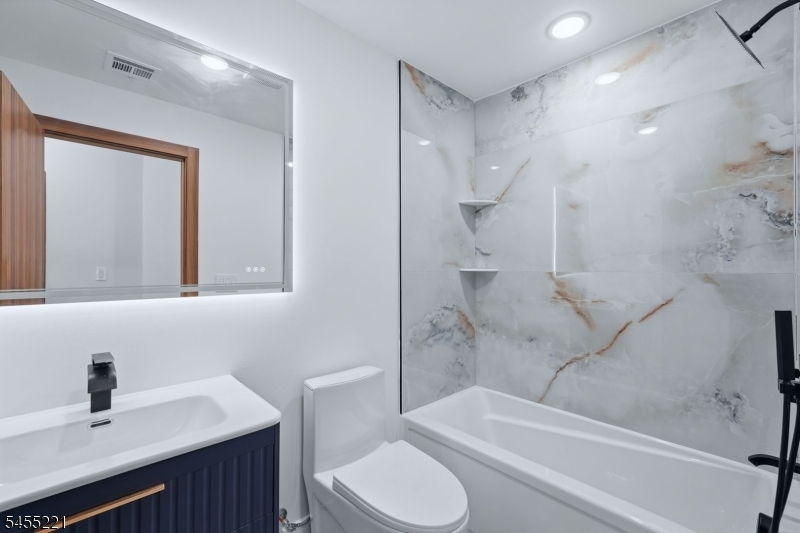 161 21st St Property Photo 9
