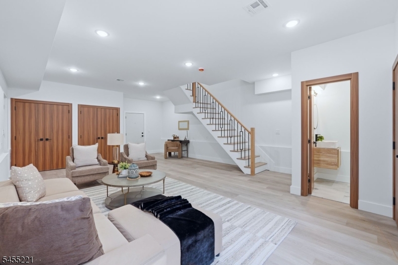 161 21st St Property Photo 16