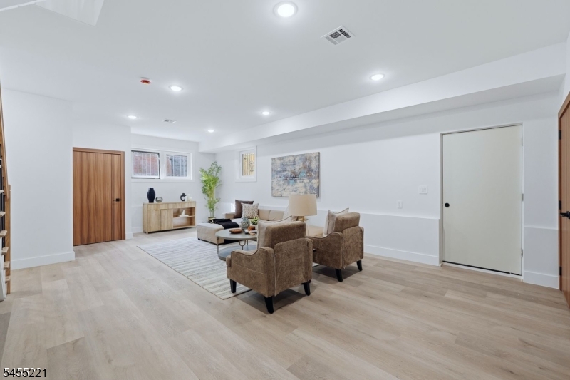 161 21st St Property Photo 17