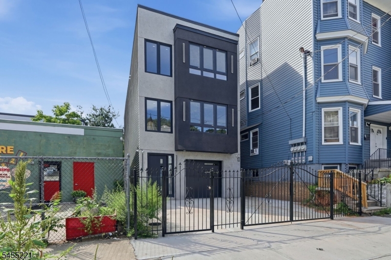 161 21st St Property Photo 39