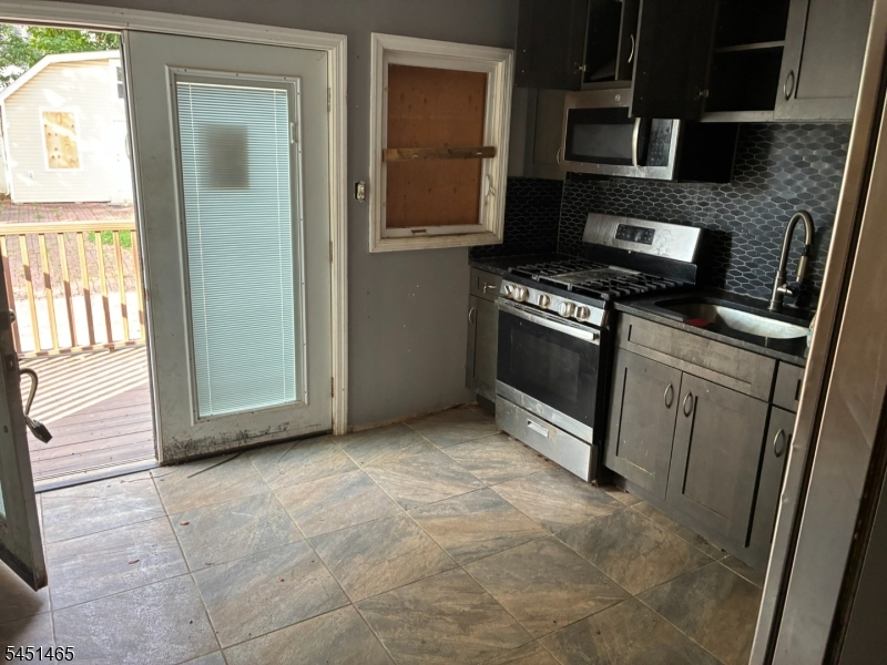 145 Ward St Property Photo 6