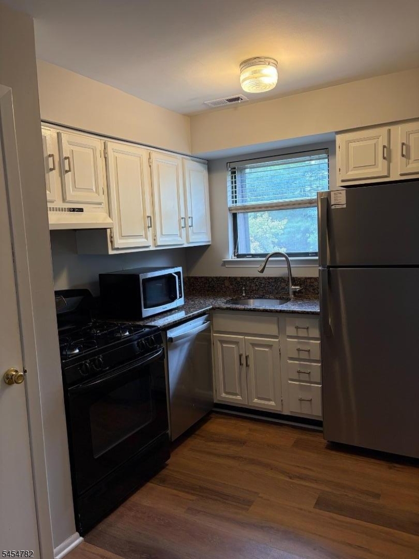 806 Yorkshire Dr Property Photo 3