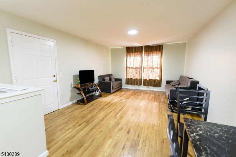 297 Avon Ave Property Photo 4
