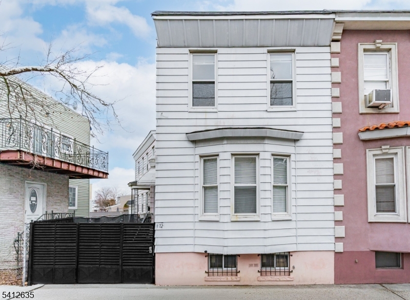 72 Lang St Property Photo 1
