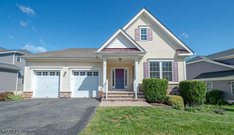 9 Comstock Ln Property Photo 1