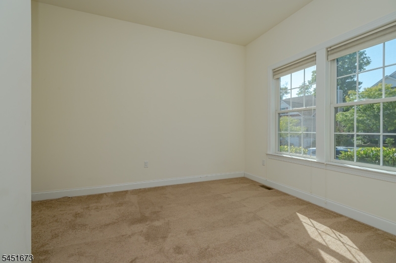 9 Comstock Ln Property Photo 4