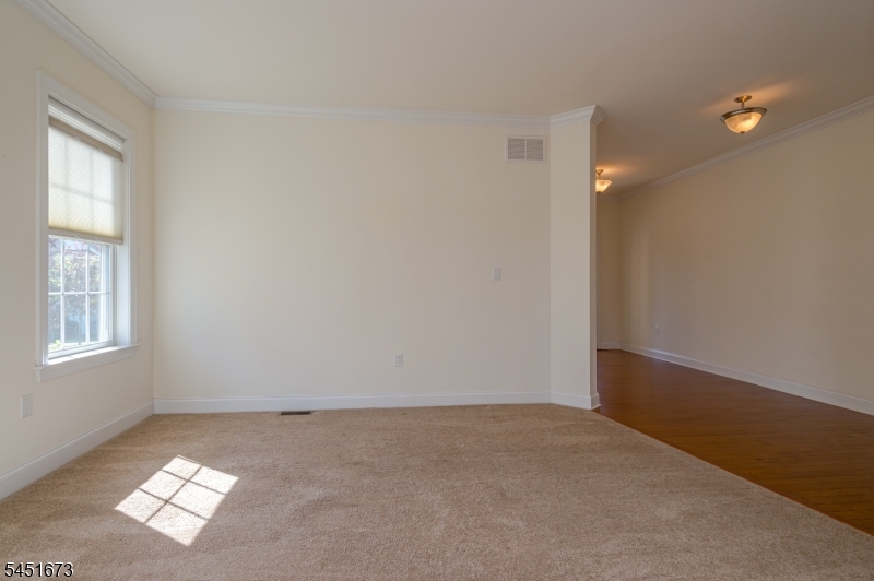 9 Comstock Ln Property Photo 6
