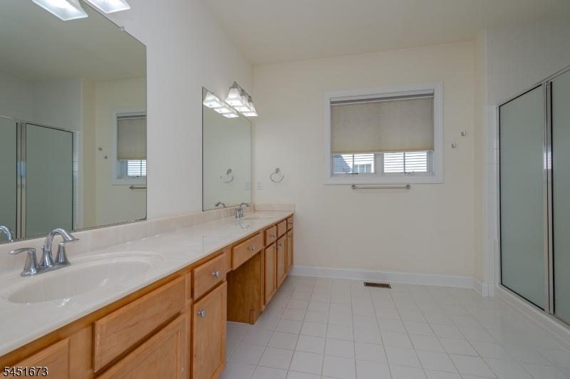 9 Comstock Ln Property Photo 17